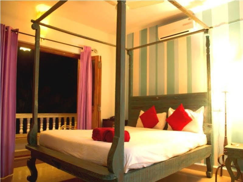 Sea View Resort Morjim Exterior photo