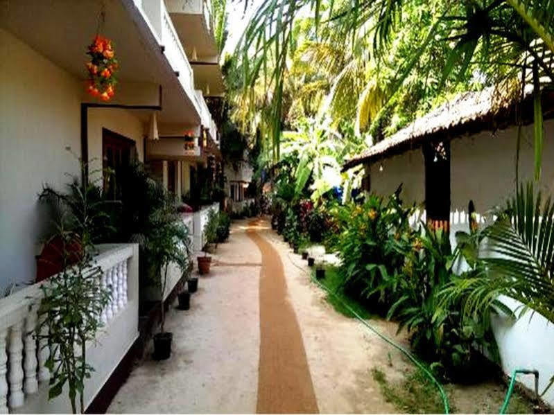 Sea View Resort Morjim Exterior photo
